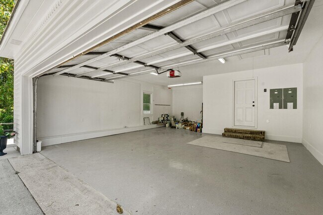 Building Photo - 5704 Woodside Ave