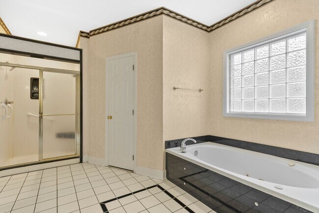 Building Photo - 10495 Royal Points Dr