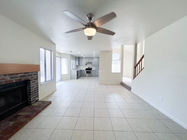 Building Photo - Newly Renovated 4 Bed, 3 Bath Home