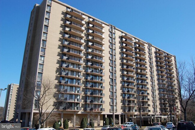 Building Photo - 6100 Westchester Park Dr