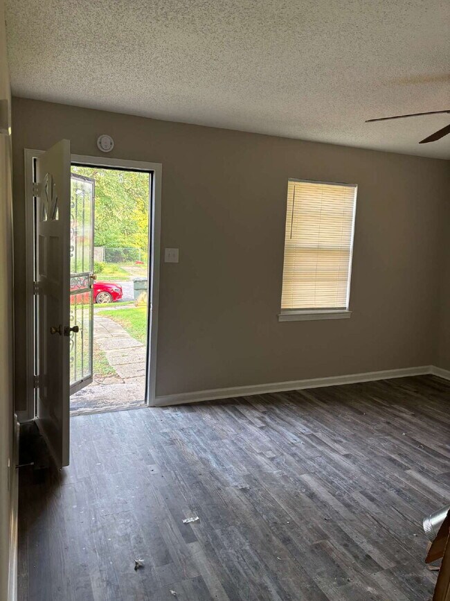 Building Photo - "Charming 3-Bedroom Retreat on Suncrest Drive with Gleaming Hardwood Floors!"