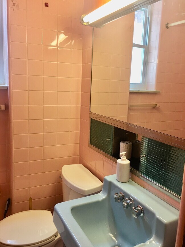 Building Photo - Beautiful 3-Bed/1-Bath Townhouse in Girard Estates/East Passyunk! Available Mid-August!