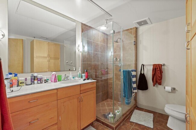 Building Photo - 711 W 26th St