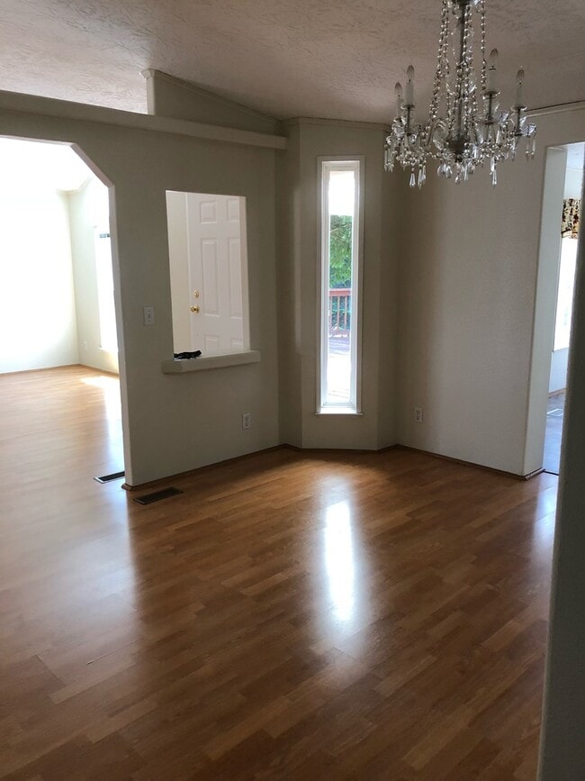 Building Photo - Spacious 3 bedroom home