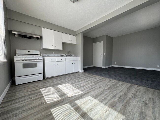 Building Photo - 1727 Reaney Ave E