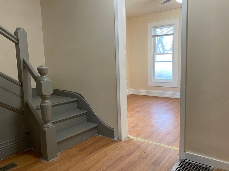 Building Photo - 127 Selye Terrace
