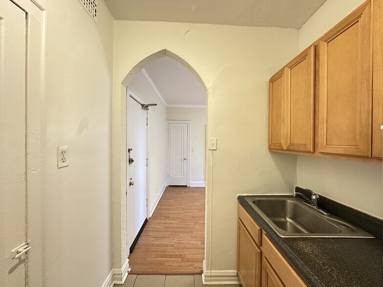 Building Photo - 4830 N Damen Ave