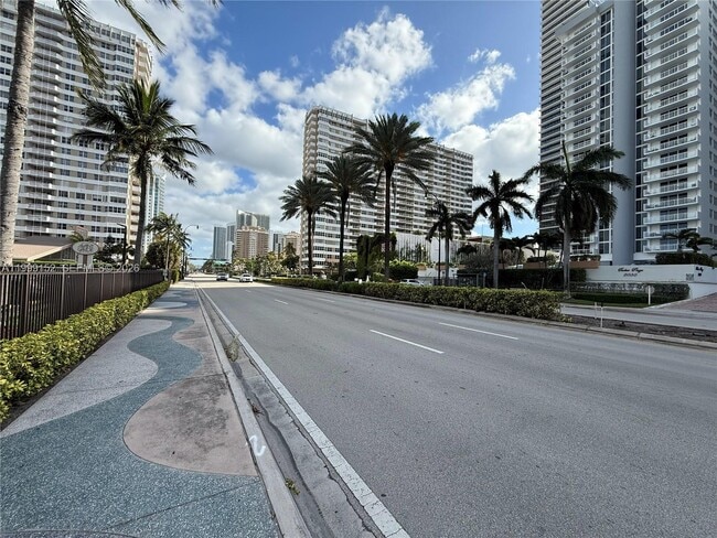 Building Photo - 2030 S Ocean Dr