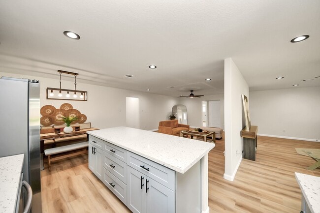 Building Photo - 2407 Crestdale Dr
