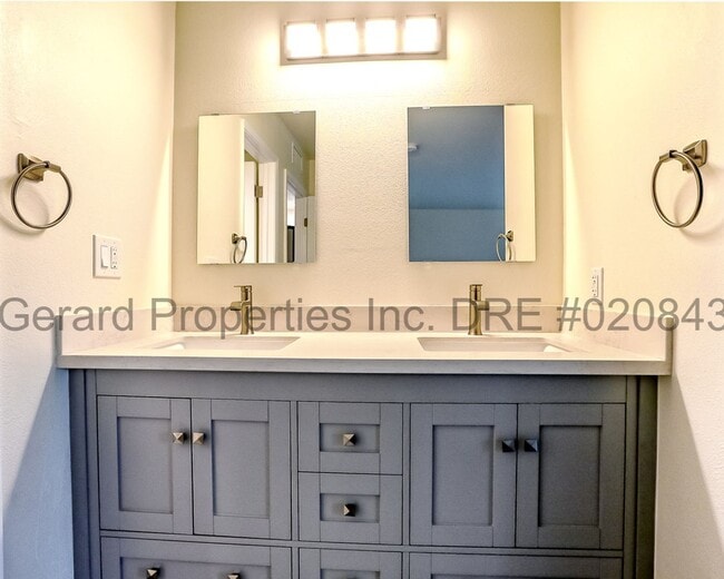 Building Photo - 3 bedroom Townhome with downstairs primary...