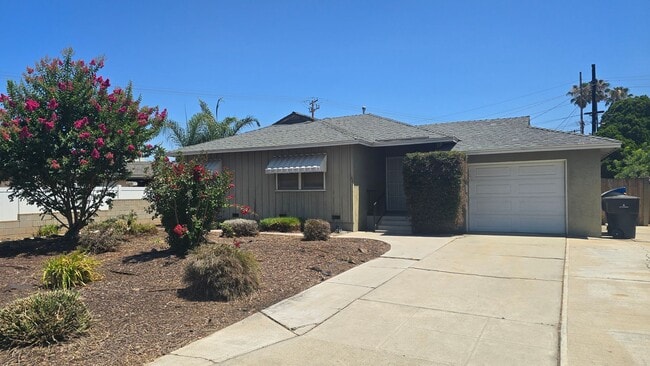 Building Photo - Single Story Home with Large Yard availabl...