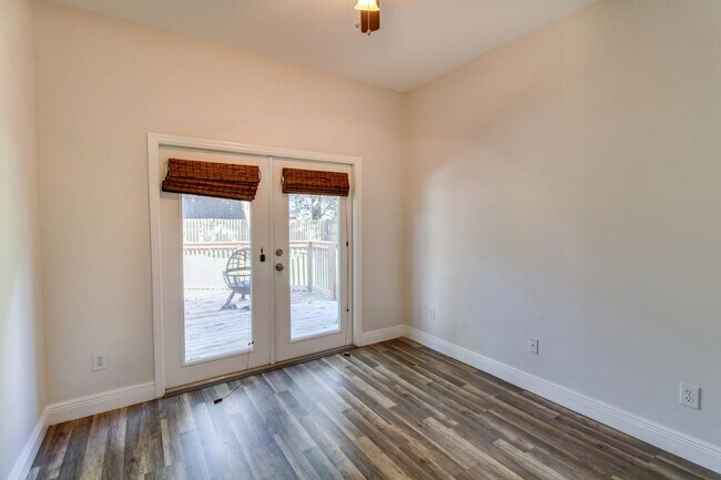 Building Photo - 1207 E Esther St