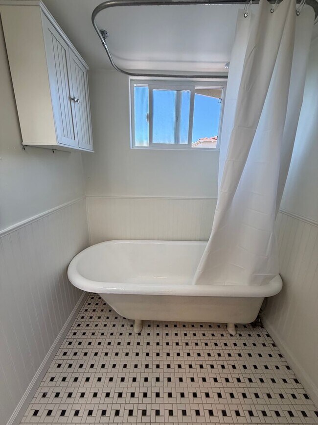 Building Photo - Quaint 2BD/1BA house in La Mesa Village available now for a 1-year lease!