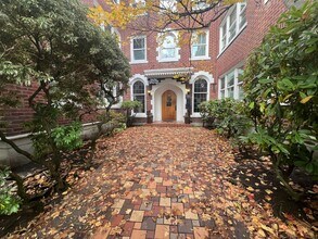 Building Photo - Charming Capitol Hill Vintage Condo with O...