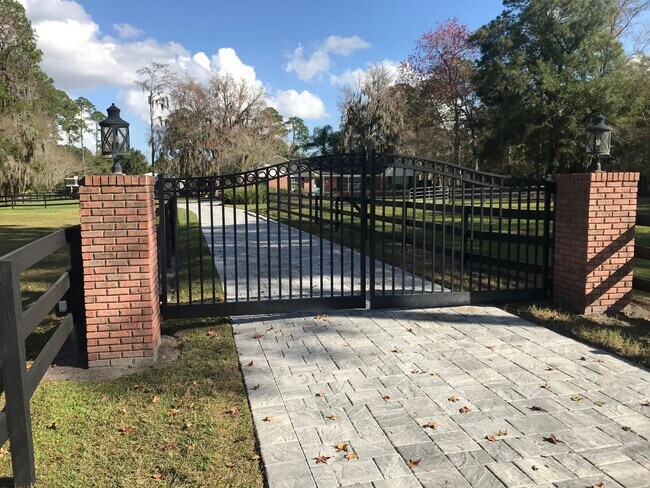 Building Photo - Horse property in St. Johns County