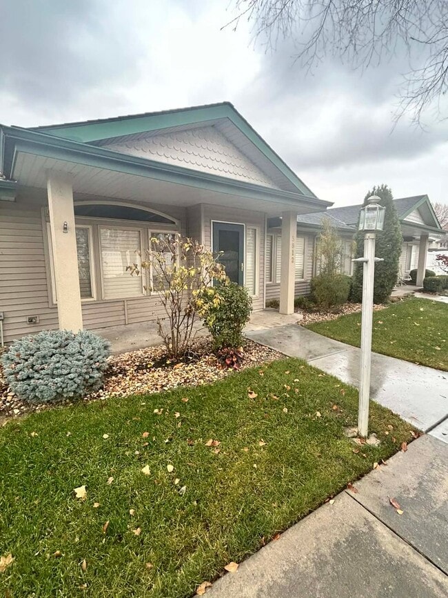 Building Photo - Spacious Duplex with 3-Car Garage & Private Patio!