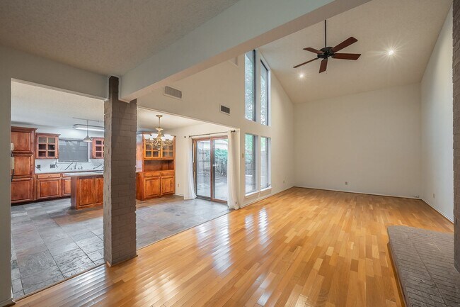 Building Photo - Amazing Townhome