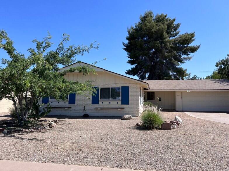 Building Photo - 3015 E Desert Cove Ave