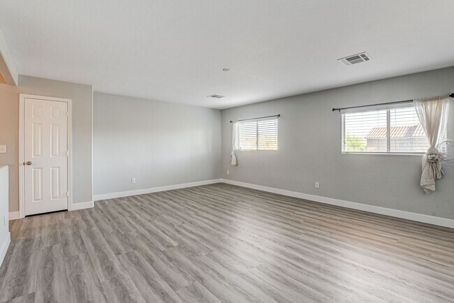 Building Photo - Beautiful 4 bedroom 3 bath home in Mountai...