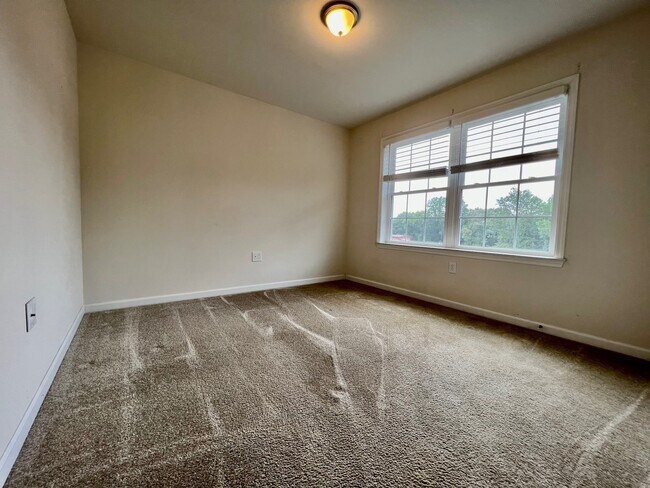 Building Photo - 1002 N Division St