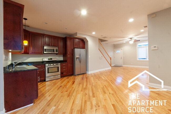 Primary Photo - 7008 W Medill Ave