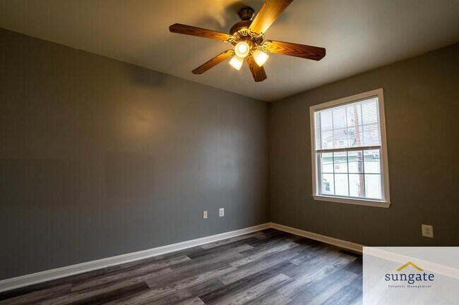 Building Photo - 123 Center St