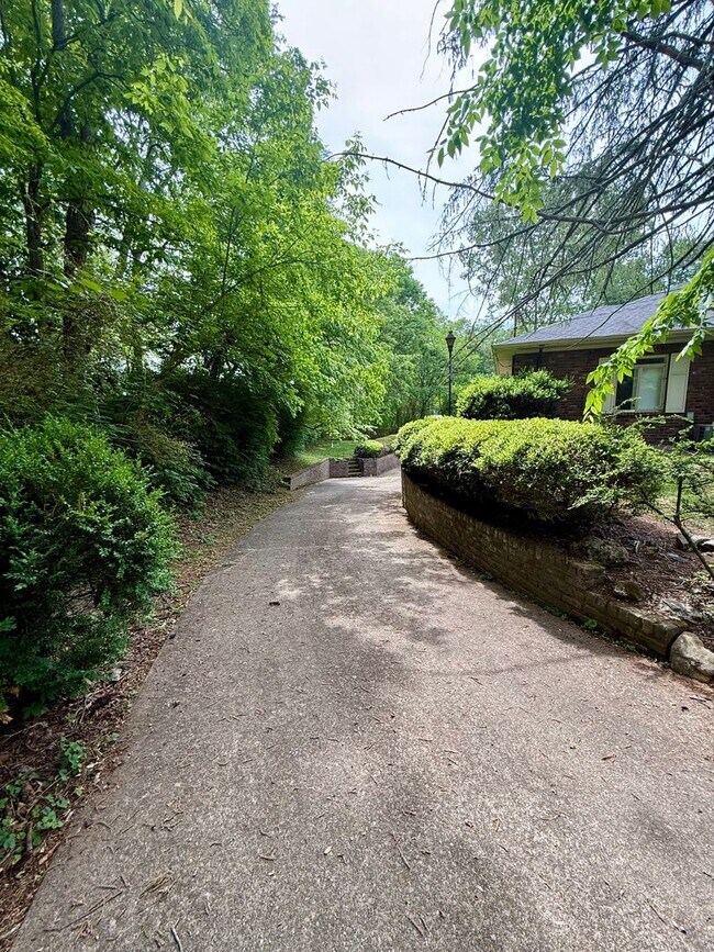 Building Photo - Knoxville 37909 - 2 bedroom, 1.5 bath unit, duplex - Contact Chad Weeks (865) 567-6193