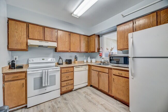 Building Photo - 4801-4835 Berwyn House Rd