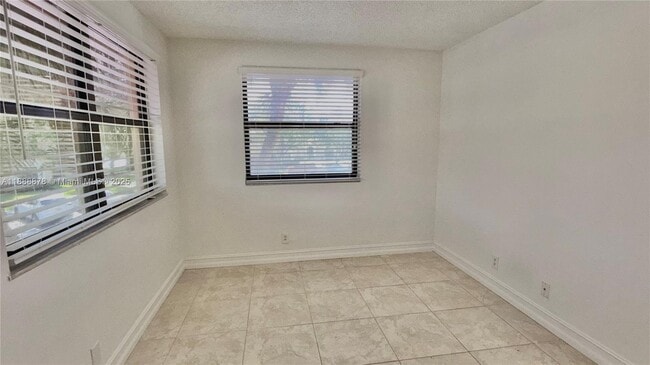 Building Photo - 501 Racquet Club Rd