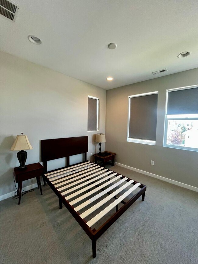 Building Photo - Modern 3-Bedroom Home Close to Gallatin Co...