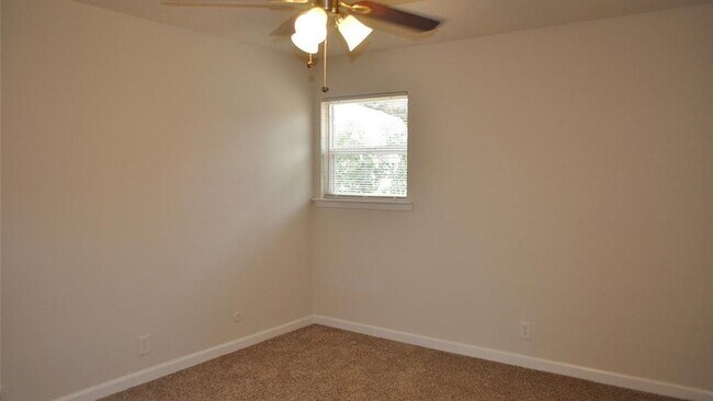 Building Photo - 2232 Shady Brook Dr