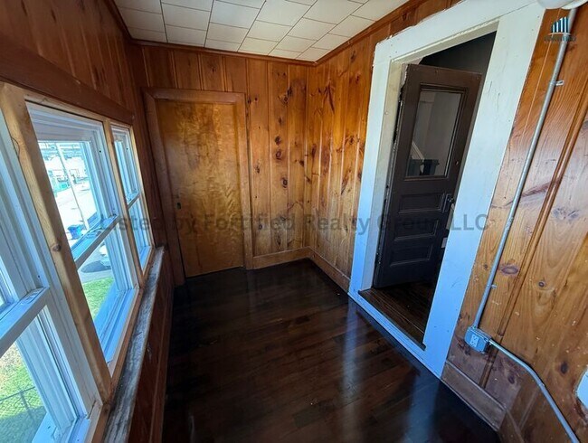 Building Photo - 170 King St