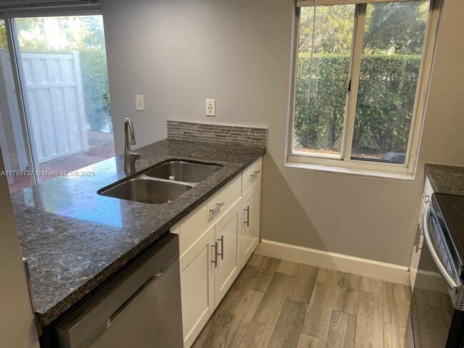 Building Photo - 144 Riviera Cir