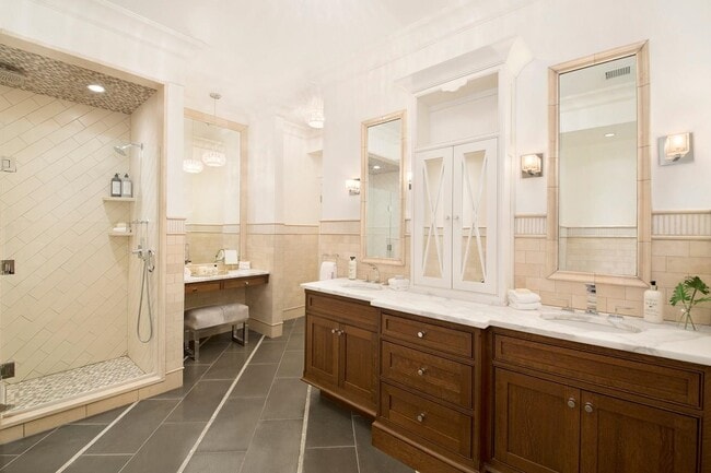 Building Photo - 313 1st St