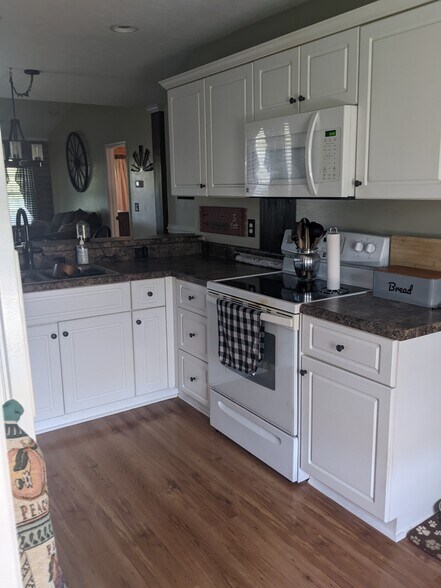 Building Photo - 230 Sunview Dr