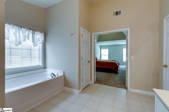 Building Photo - 14 Farmbrook Way
