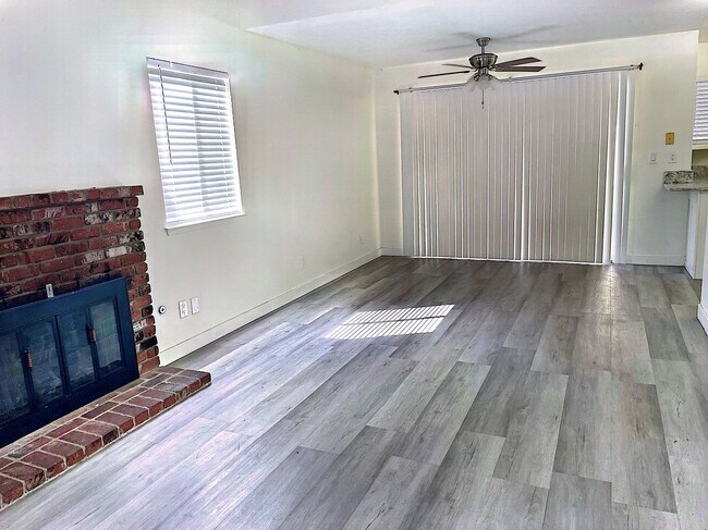 Building Photo - 2419 N Clark St