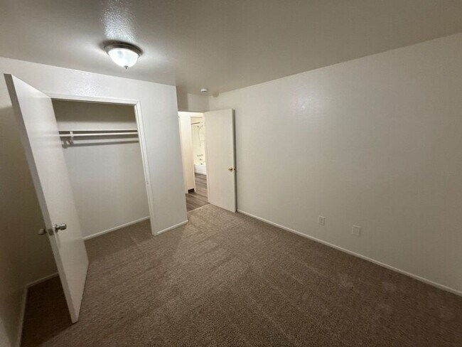 Building Photo - 848 Plymouth Dr NE