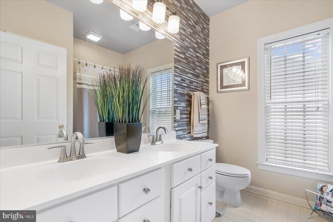 Building Photo - 1710 Stone Ivy Pl