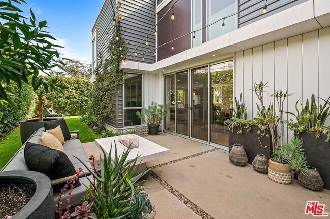 Building Photo - 2736 Armacost Ave