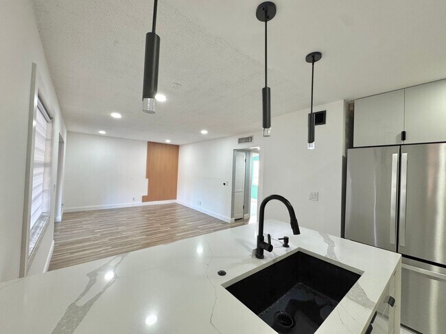 Building Photo - 3005 1/2 NW 68th St, 9D