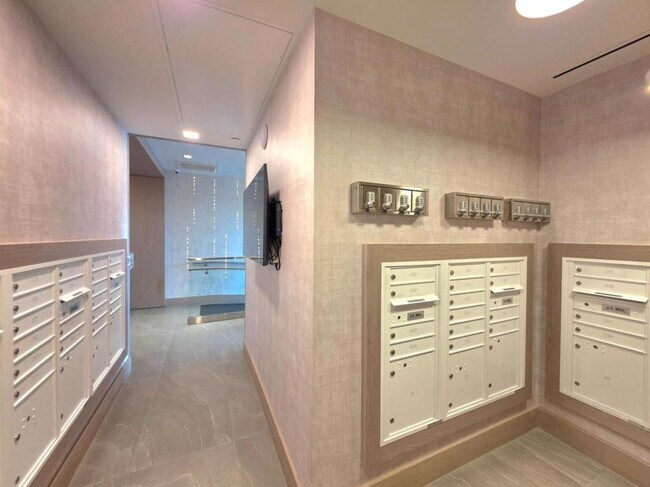 Building Photo - 737 Swann Ave