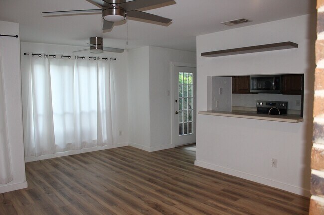 Building Photo - 2106 Rainbow Dr