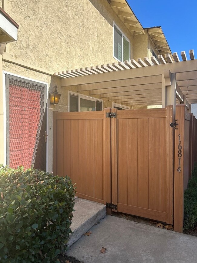 Building Photo - 2 story, 2 Bedroom, 1 bath condo for Rent - Move In Ready