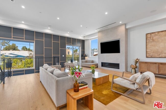 Building Photo - 656 California Ave