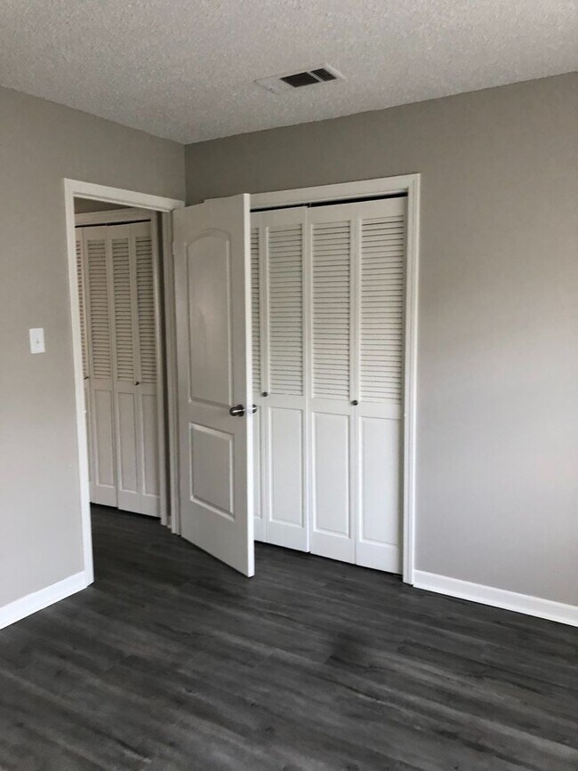 Building Photo - 2BR Units in Gonzales  $975