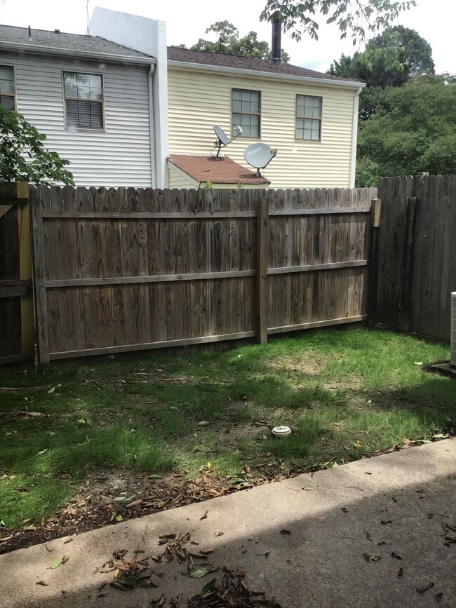 Building Photo - 3 Bed 1.5 Bath Townhome