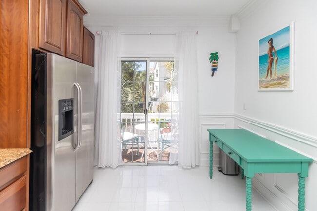 Building Photo - Lovely Townhome Available In Yacht Cove