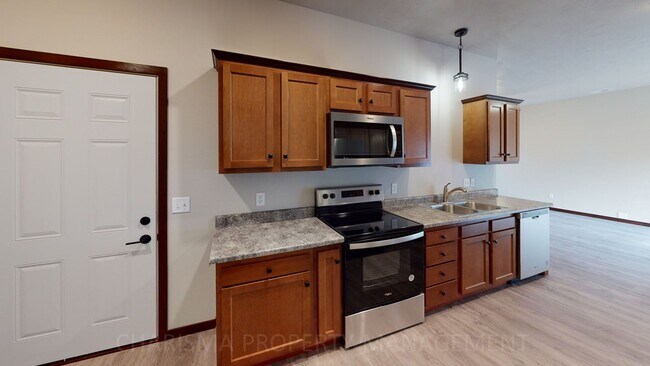 Building Photo - 3 BD, 2.5 BA TOWNHOME, DOUBLE ATTACHED GARAGE, PET FRIENDLY, HARRISBURG