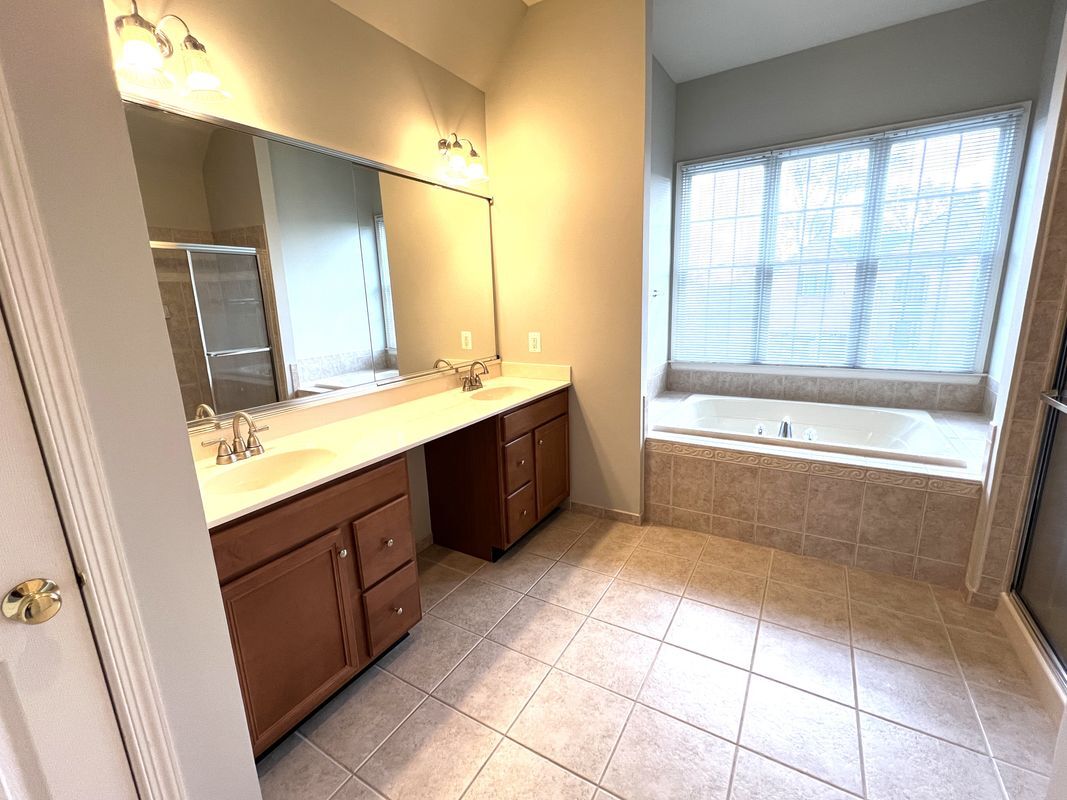 Building Photo - 5920 Interlachen Ct
